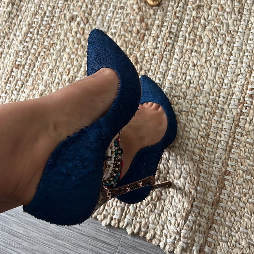 Vero Cuoio blue suede pump